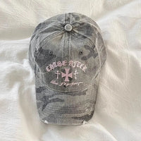 Retro Cross Camo Baseball Cap — dettaglio della stampa