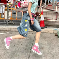 Retro Embroidered Star Jorts — dettaglio della stampa
