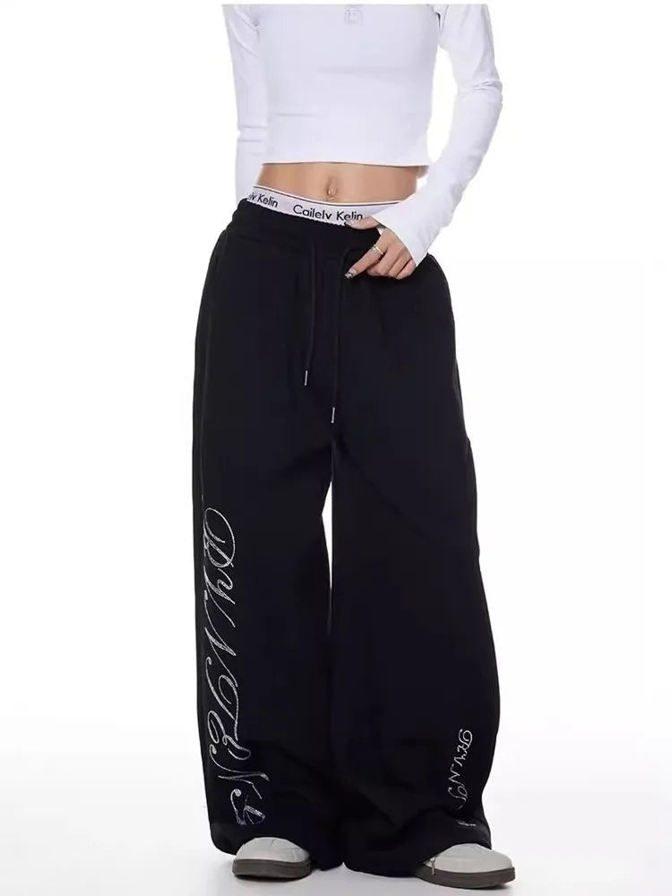 Rhinestone Graphic Sweatpants Joggers Trousers — dettaglio della stampa