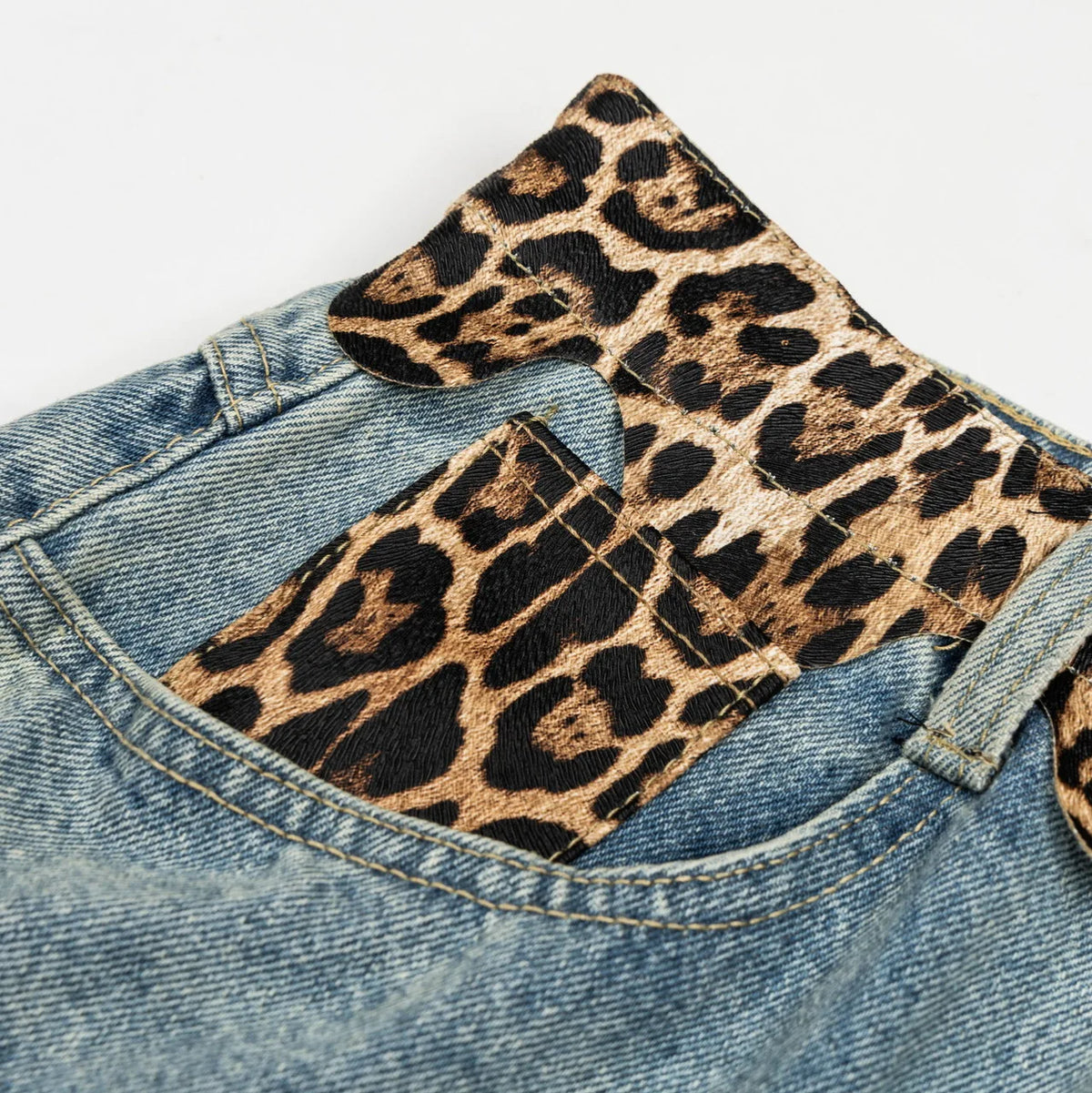 Ripped Wide Leg Leopard Print Denim Jeans — dettaglio