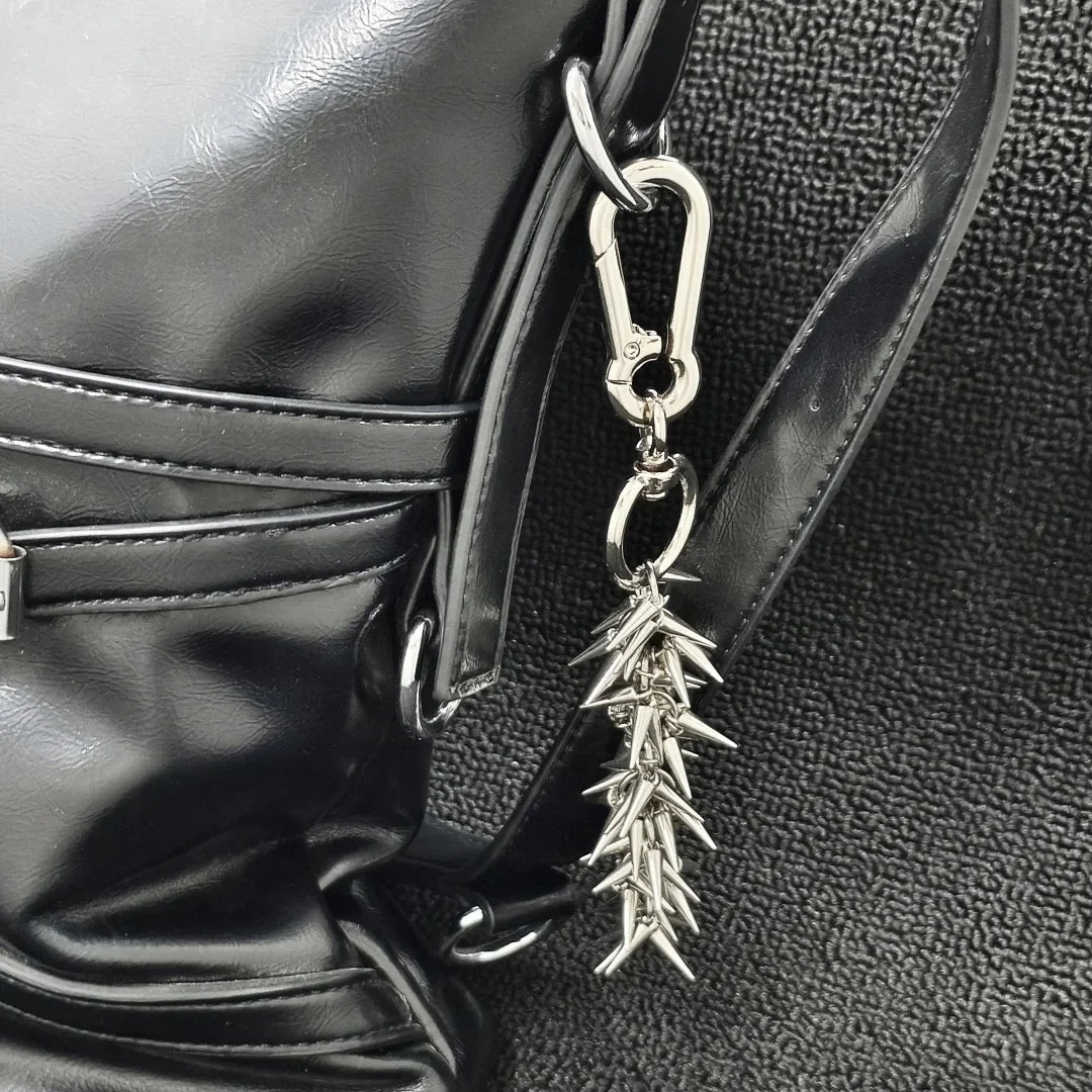 Rivet Charm Belt Loop Keychain — dettaglio