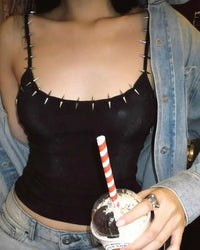 Rivet Lined Gothic Low Cut Tank Top — dettaglio della stampa