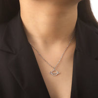 Saturn Planet Pendant Necklace — vista posteriore