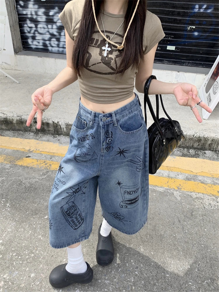 Scrapbook Graphic High Waist Denim Shorts Jorts — dettaglio della stampa