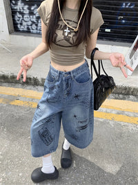 Scrapbook Graphic High Waist Denim Shorts Jorts — dettaglio della stampa