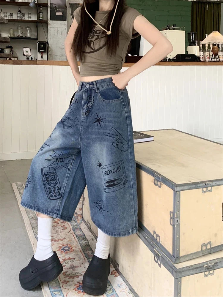 Scrapbook Graphic High Waist Denim Shorts Jorts — in alternativa