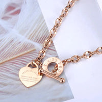 Scriptured Heart Charm Pendant Necklace — dettaglio della stampa
