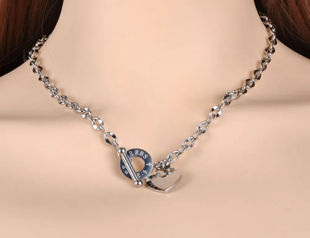 Scriptured Heart Charm Pendant Necklace — vista laterale