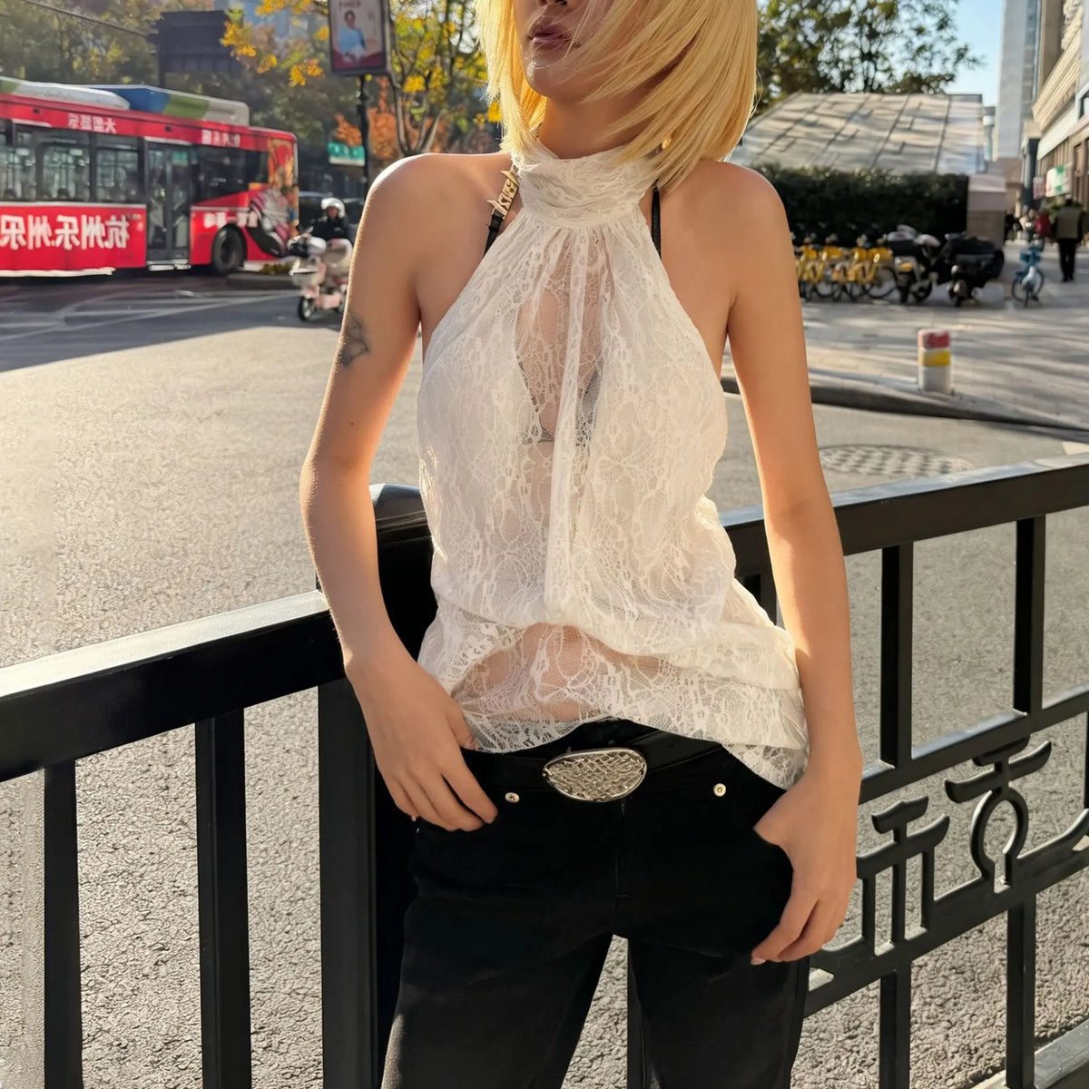 Sheer Lace Layered Halter Top — vista posteriore
