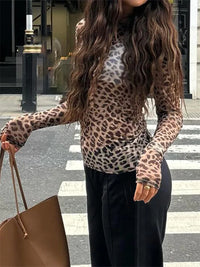 Sheer Mesh Leopard Print Graphic Long Sleeve Top — dettaglio della stampa