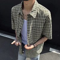 Short Sleeve Plaid Button Down Shirt — dettaglio della stampa