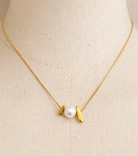 Simulated Pearl Drop Charm Necklace — dettaglio del tessuto