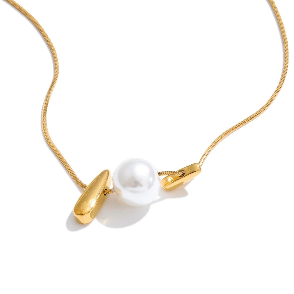 Simulated Pearl Drop Charm Necklace — vista posteriore