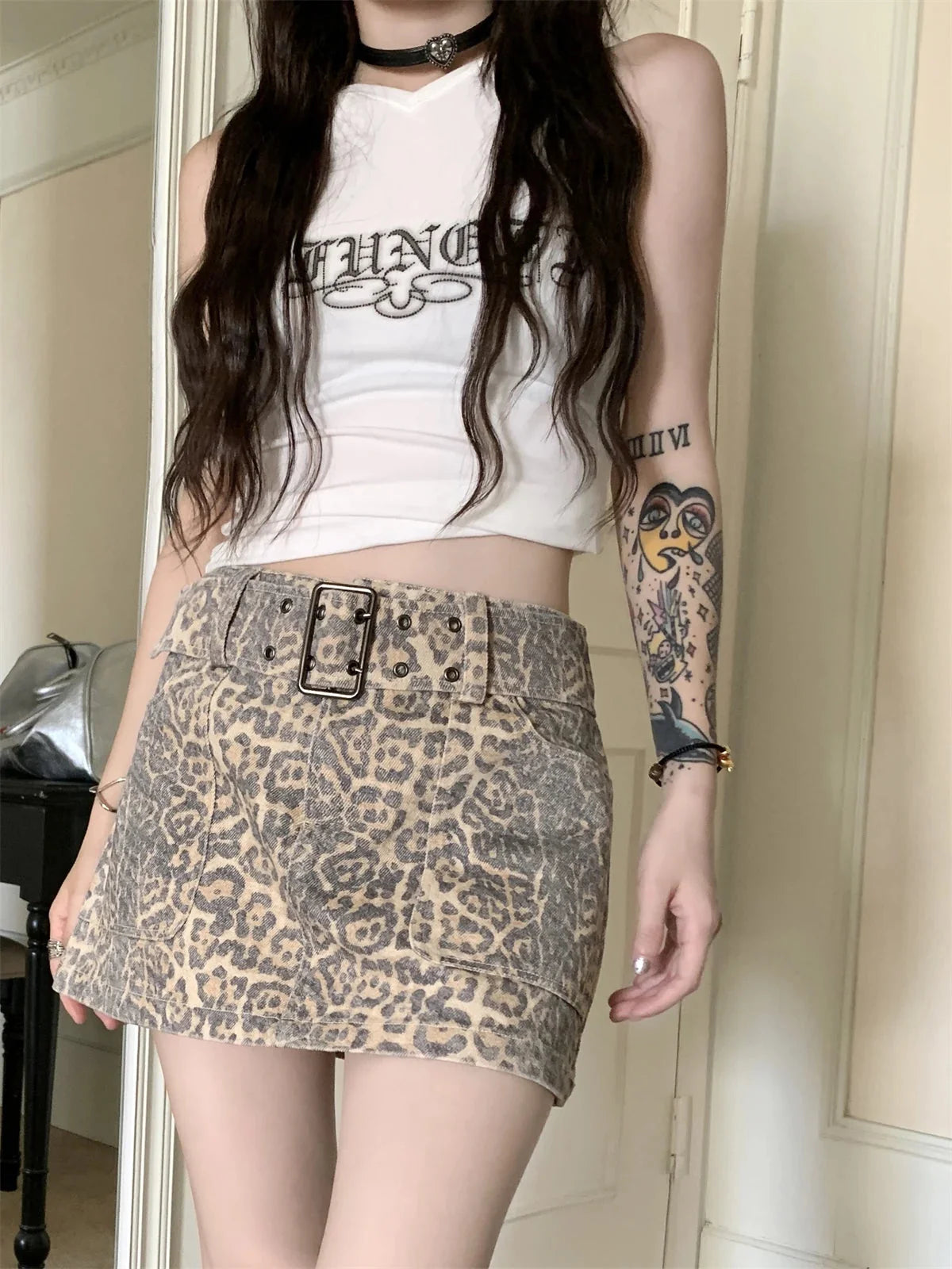 Slim Leopard Print Denim Mini Skirt — dettaglio della stampa