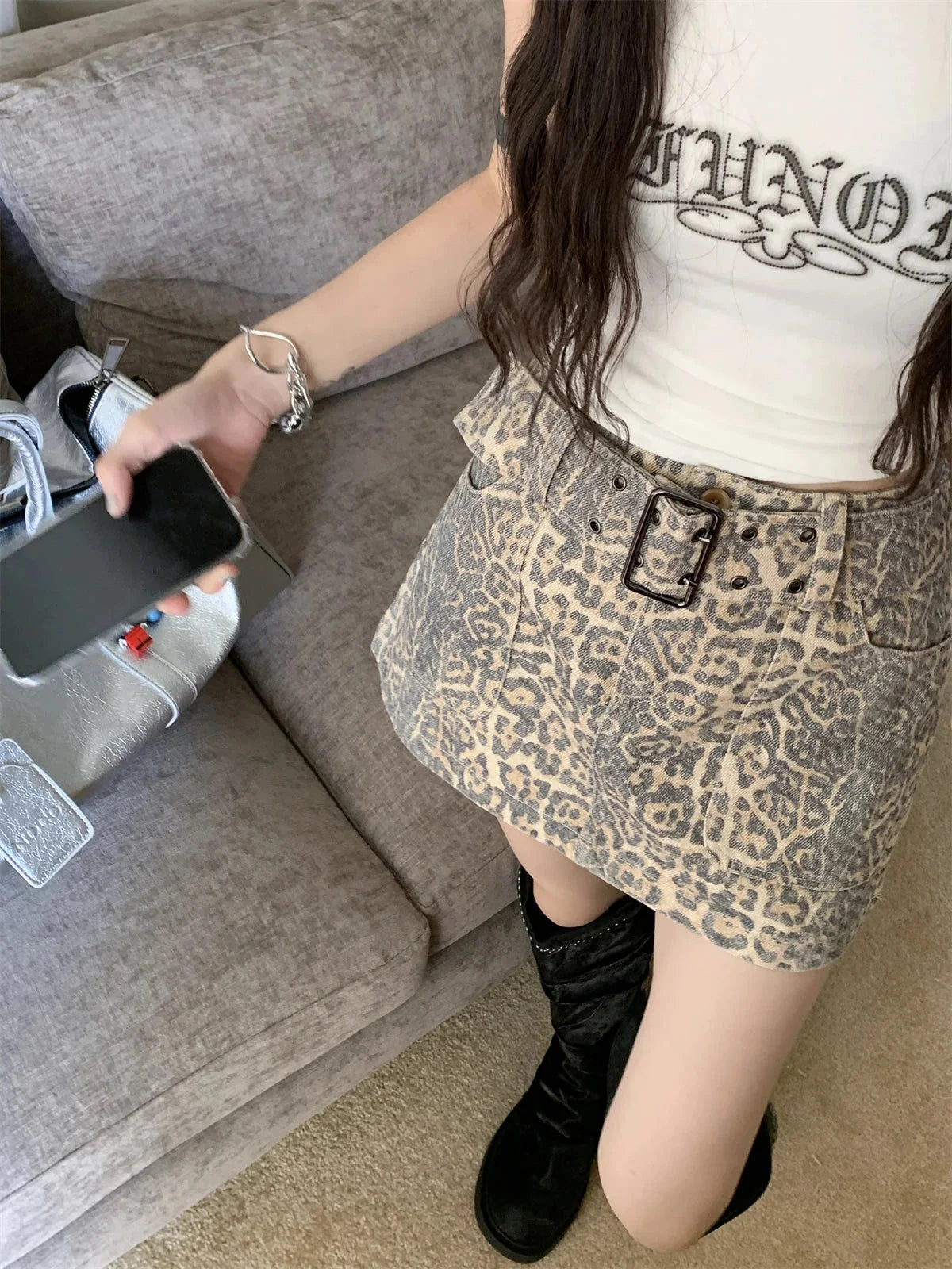 Slim Leopard Print Denim Mini Skirt — vista posteriore