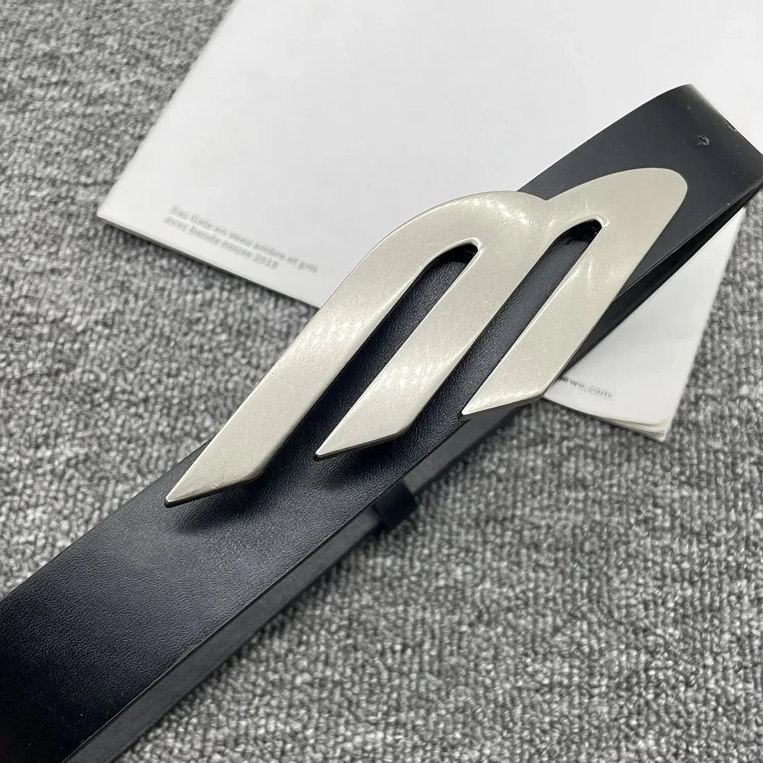 Sloped M Snap Belt — dettaglio