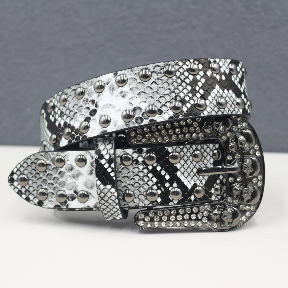 Snakeskin Studded Big Buckle Belt — dettaglio del tessuto