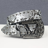 Snakeskin Studded Big Buckle Belt — dettaglio del tessuto
