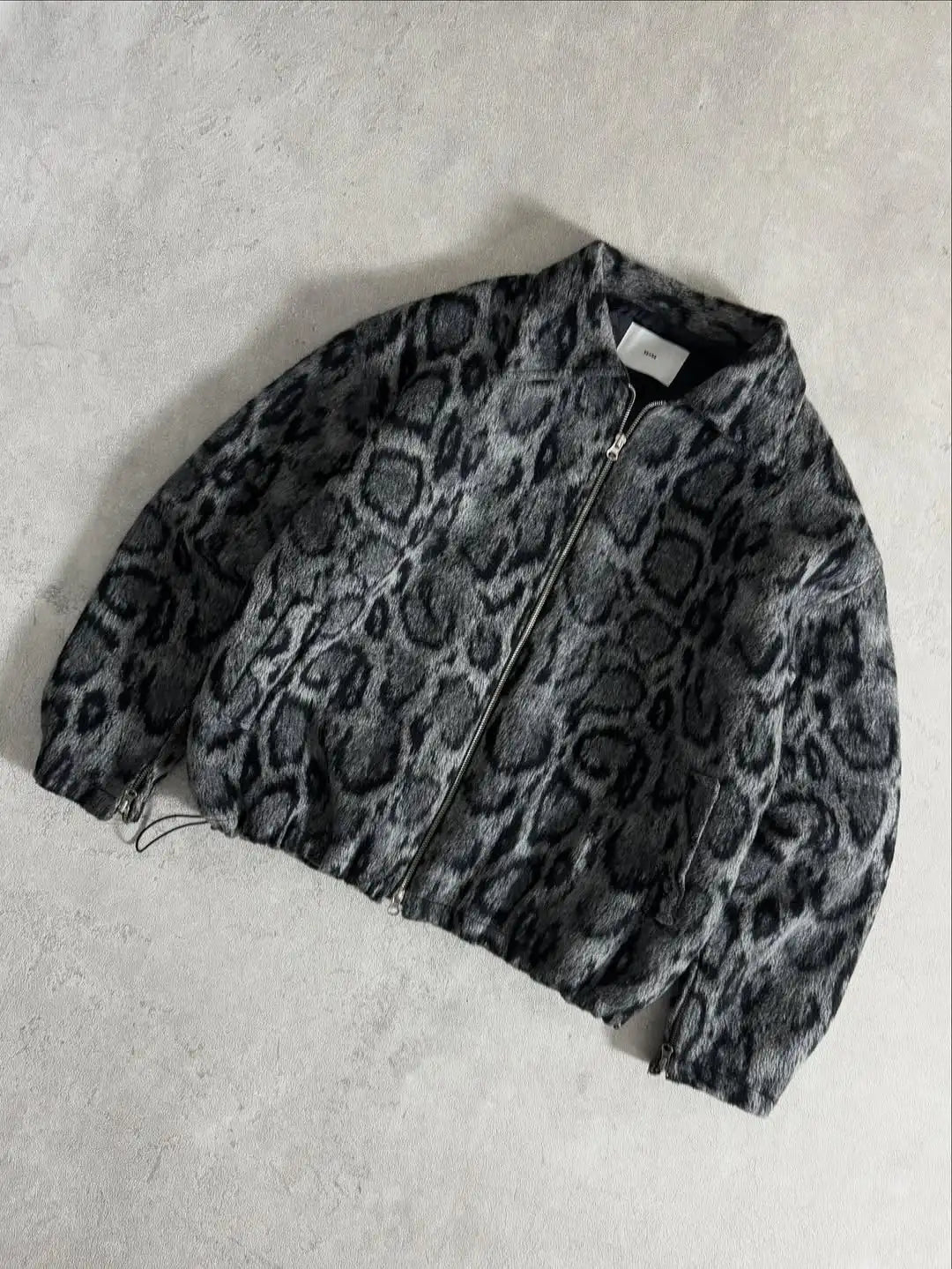 Snow Leopard Print Faux Fur Zip Up Jacket — dettaglio