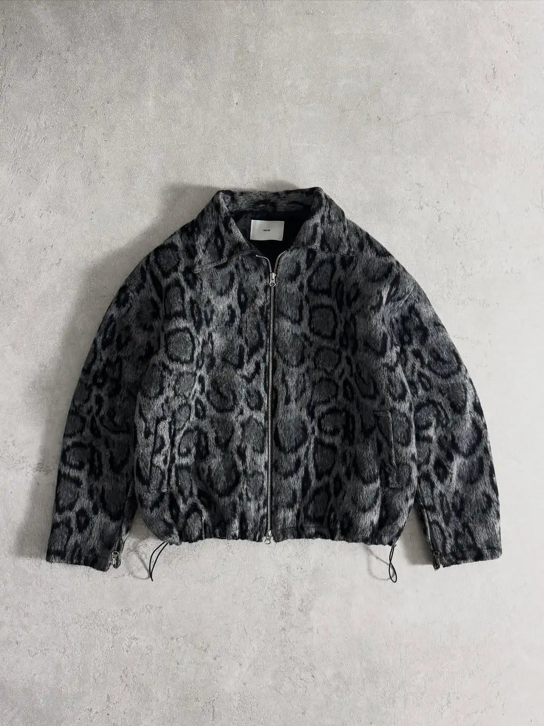 Snow Leopard Print Faux Fur Zip Up Jacket — dettaglio della stampa