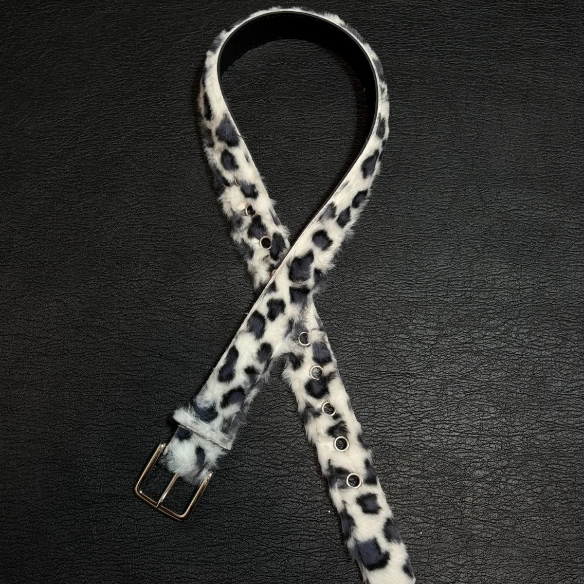Snow Leopard Print Faux Fur and Leather Belt — vista posteriore