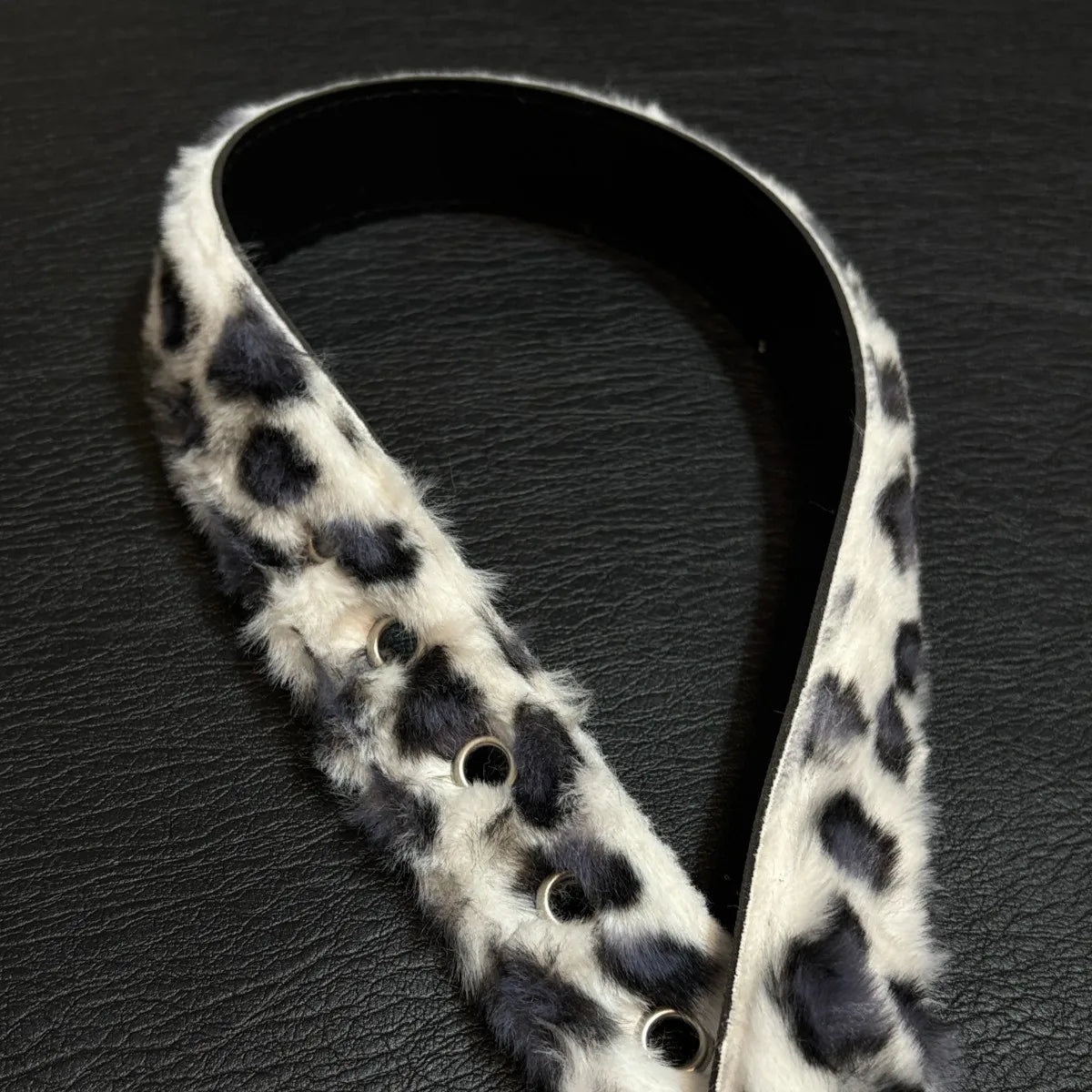 Snow Leopard Print Faux Fur and Leather Belt — dettaglio della stampa