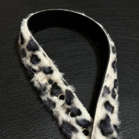 Snow Leopard Print Faux Fur and Leather Belt — dettaglio della stampa