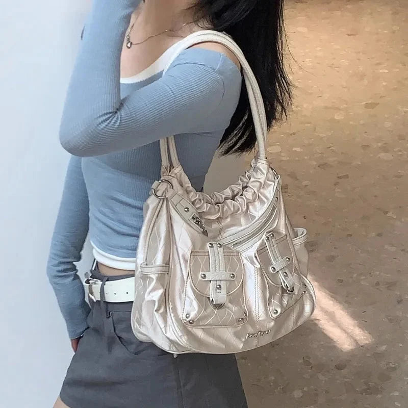 Soft Pleated Multi pocketed Handbag — dettaglio della stampa