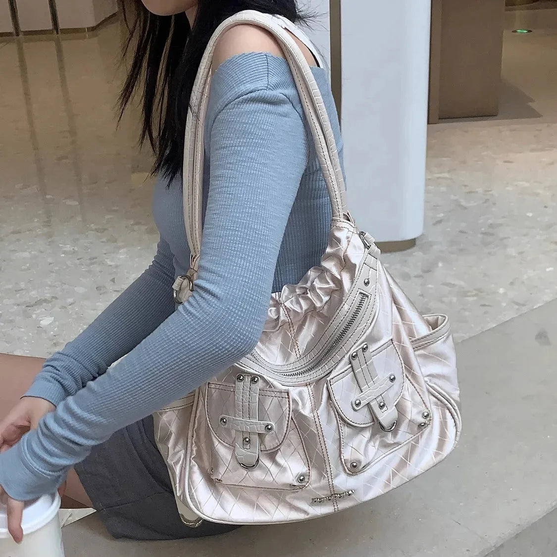 Soft Pleated Multi pocketed Handbag — vista posteriore
