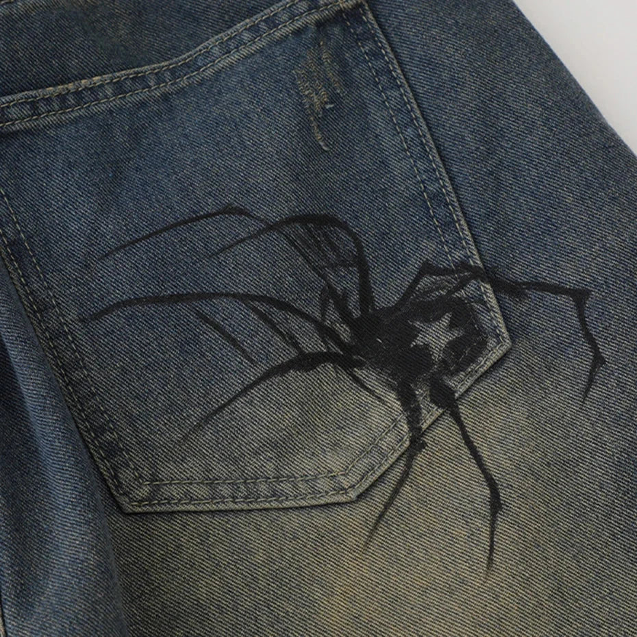 Spider Cobweb Graphic Jorts — dettaglio della stampa