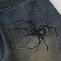 Spider Cobweb Graphic Jorts — dettaglio della stampa
