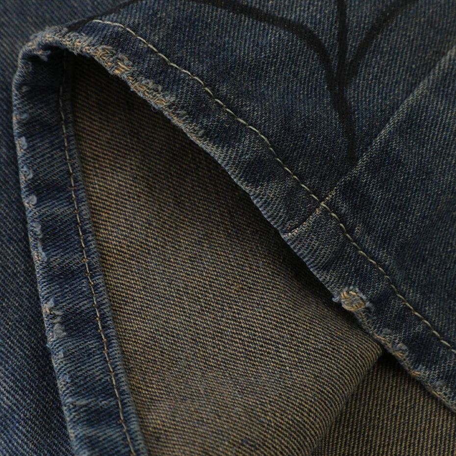 Spider Cobweb Graphic Jorts — in alternativa