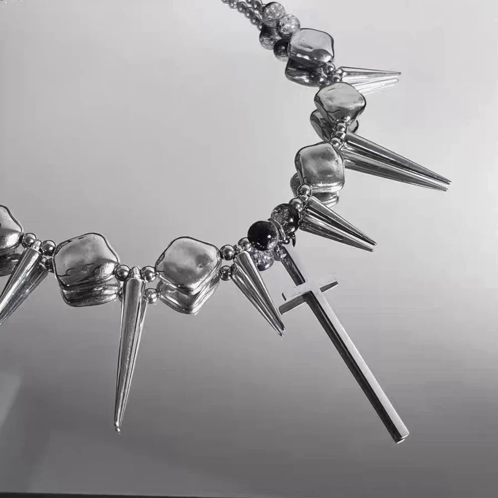 Spiked Cross Necklace — dettaglio