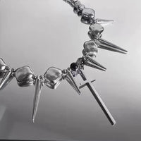 Spiked Cross Necklace — dettaglio