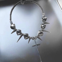 Spiked Cross Necklace — vista laterale