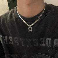Square Pendant Double Layer Necklace — dettaglio della stampa