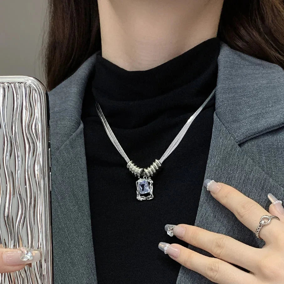 Square Pendant Double Layer Necklace — vista laterale