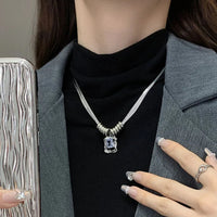 Square Pendant Double Layer Necklace — vista laterale