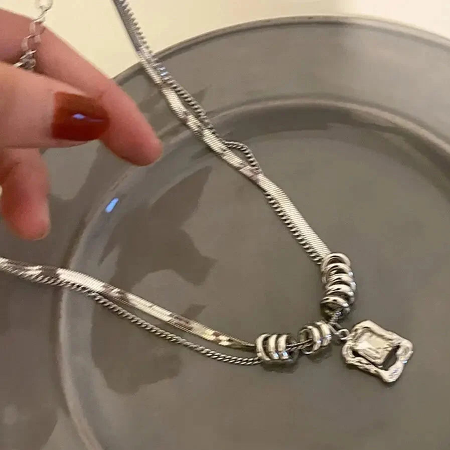 Square Pendant Double Layer Necklace — vista posteriore