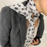 Star Print Grunge Neckerchief Scarf — dettaglio del tessuto