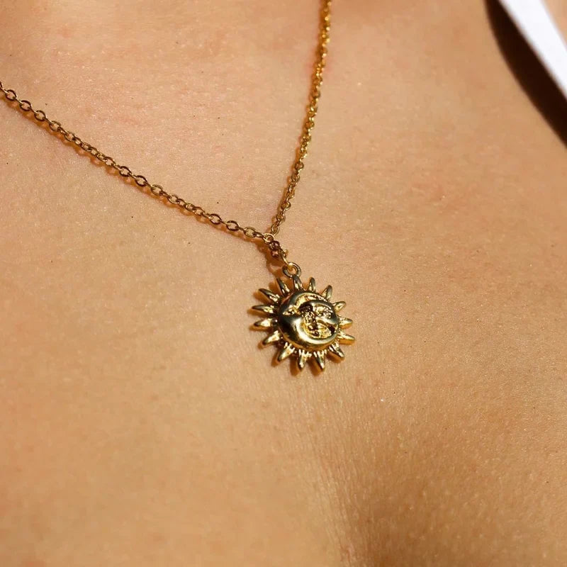 Sun and Moon Pendant Dainty Necklace — dettaglio