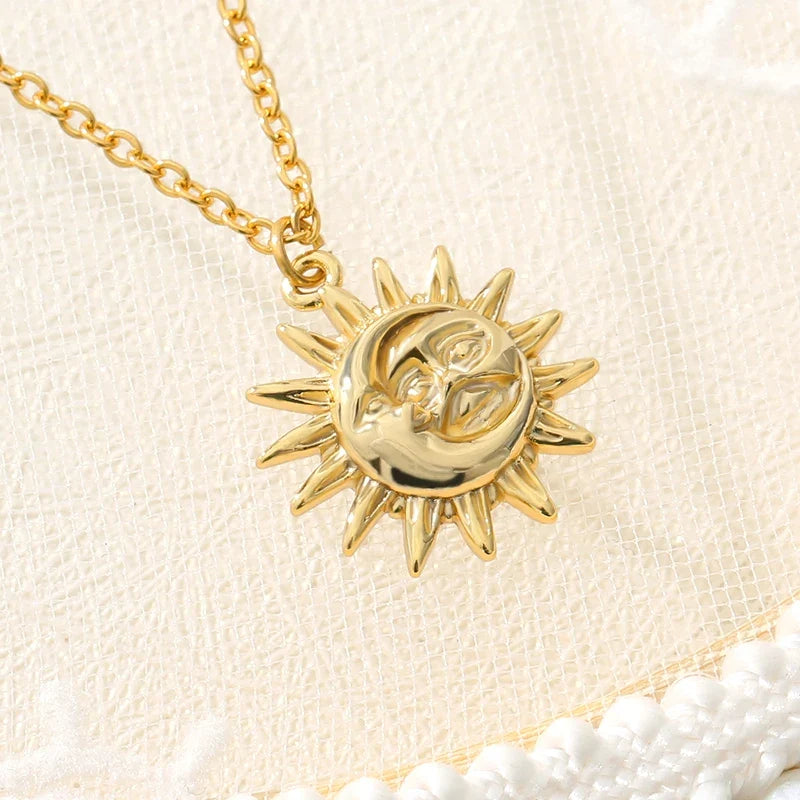 Sun and Moon Pendant Dainty Necklace — vista laterale