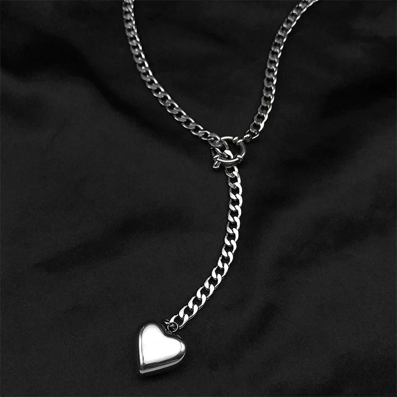 Symbolic Long Chain Y Necklace — dettaglio della stampa