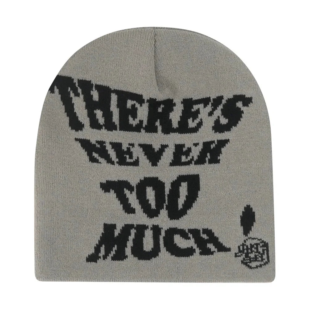 "There's Never Too Much!" Slogan Beanie — dettaglio della stampa