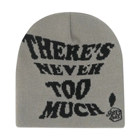 "There's Never Too Much!" Slogan Beanie — dettaglio della stampa