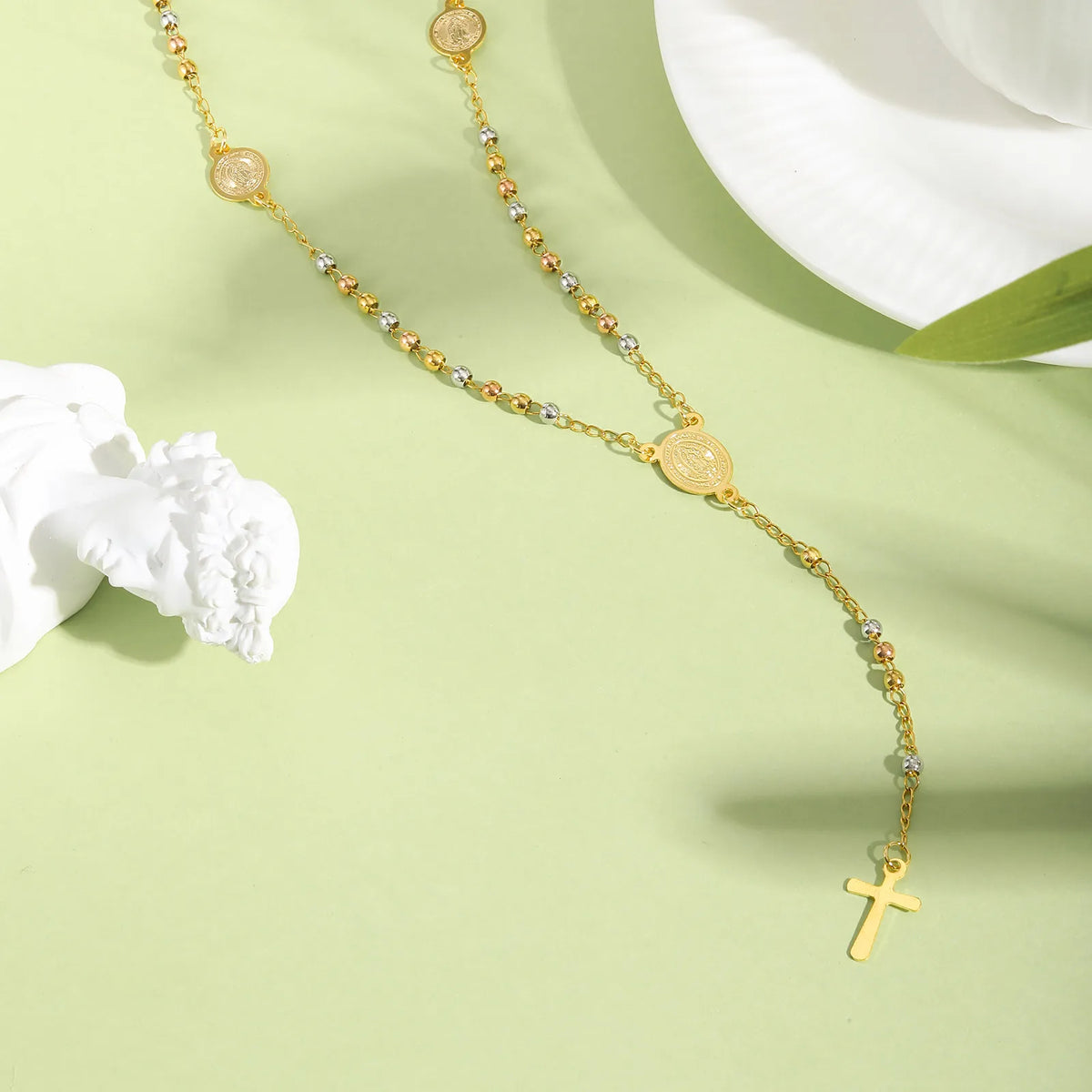 Three Color Beaded Cross Pendant Necklace — dettaglio