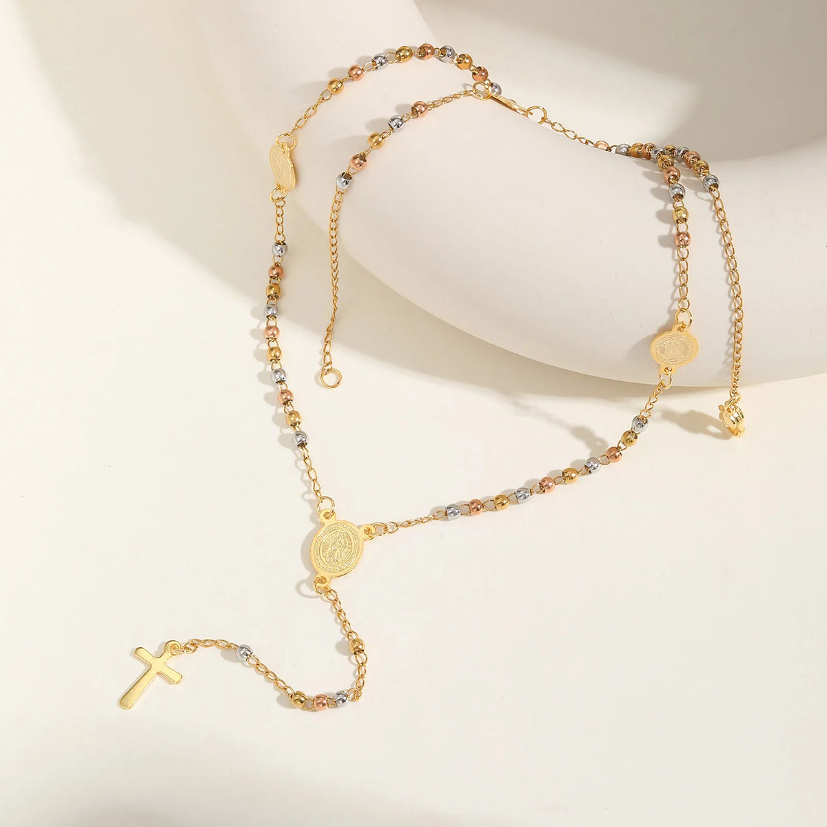 Three Color Beaded Cross Pendant Necklace — dettaglio della stampa