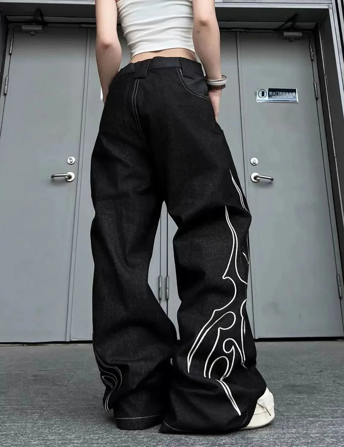 Totem Print Graphic Wide Leg Baggy Jeans — dettaglio della stampa