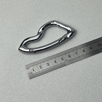 Twisted Metal Carabiner Keychain — vista frontale