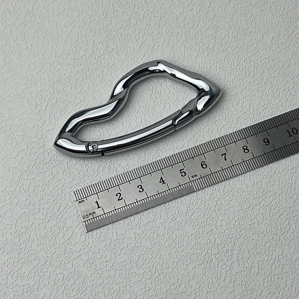 Twisted Metal Carabiner Keychain — vista frontale